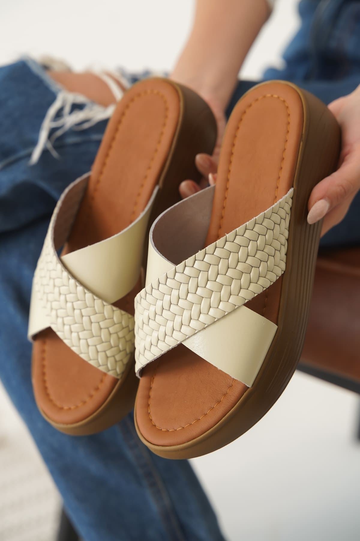 Fayn Kadın Örgü Desenli Hakiki Deri Bej Terlik