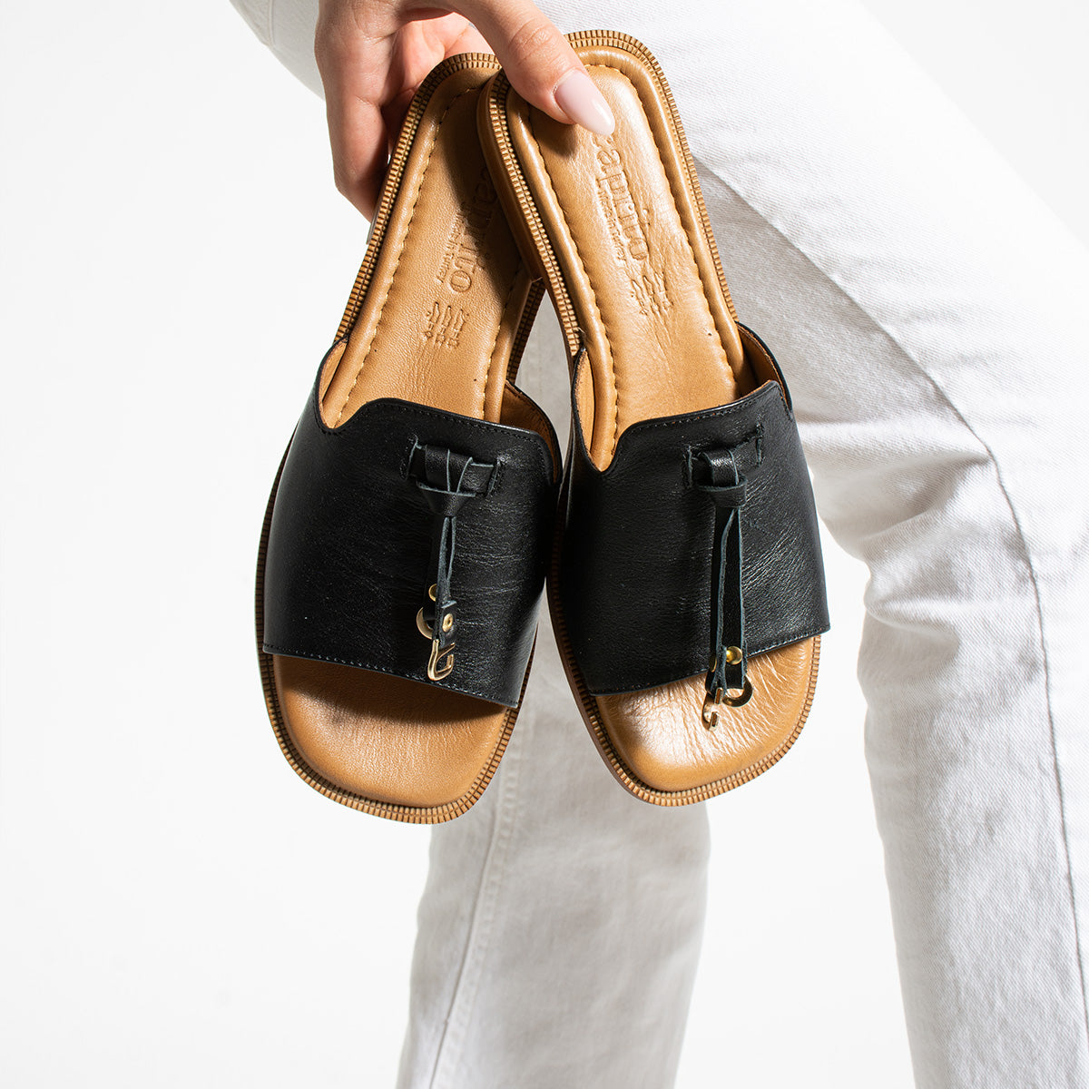 Feng Kadın Hakiki Deri Siyah Süet Terlik