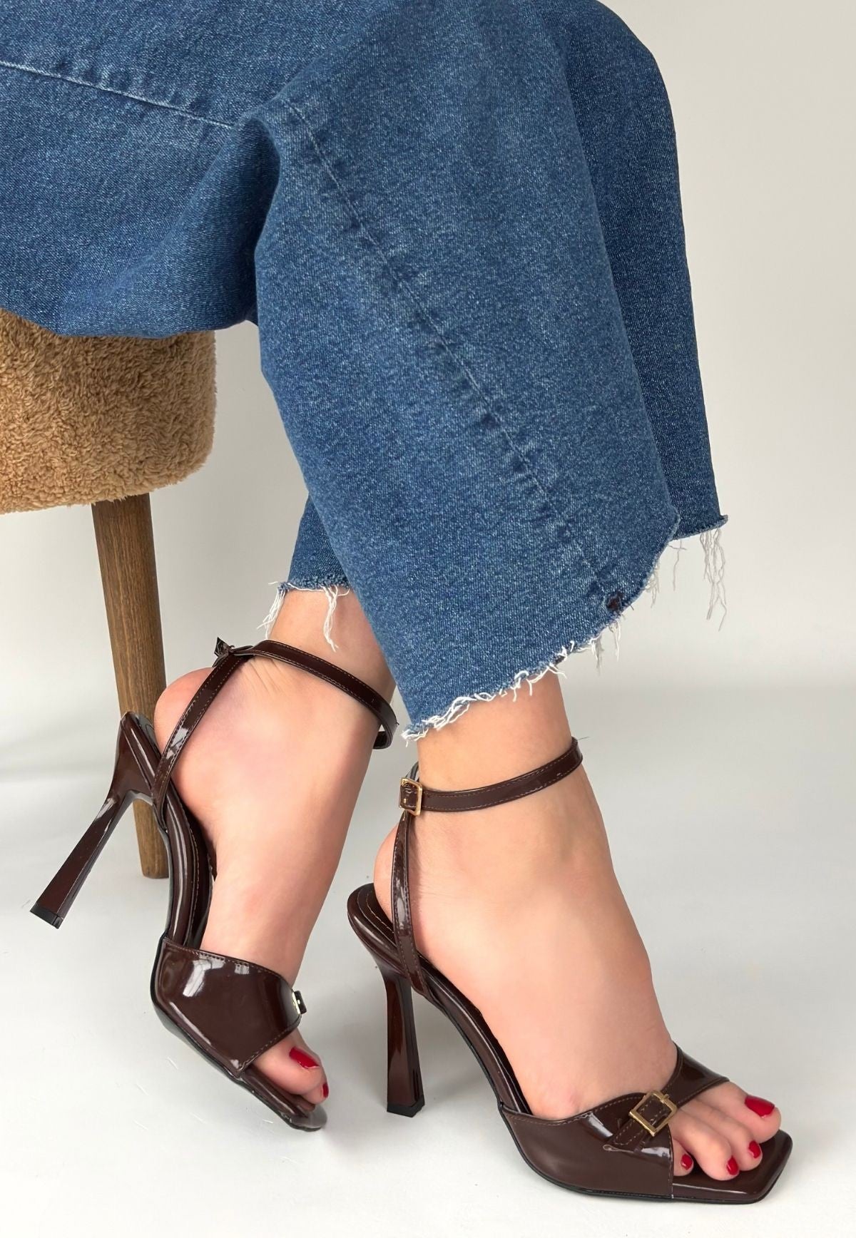 Hoste Kadın Kahverengi Rugan Bilekten Kemerli Topuklu Ayakkabı