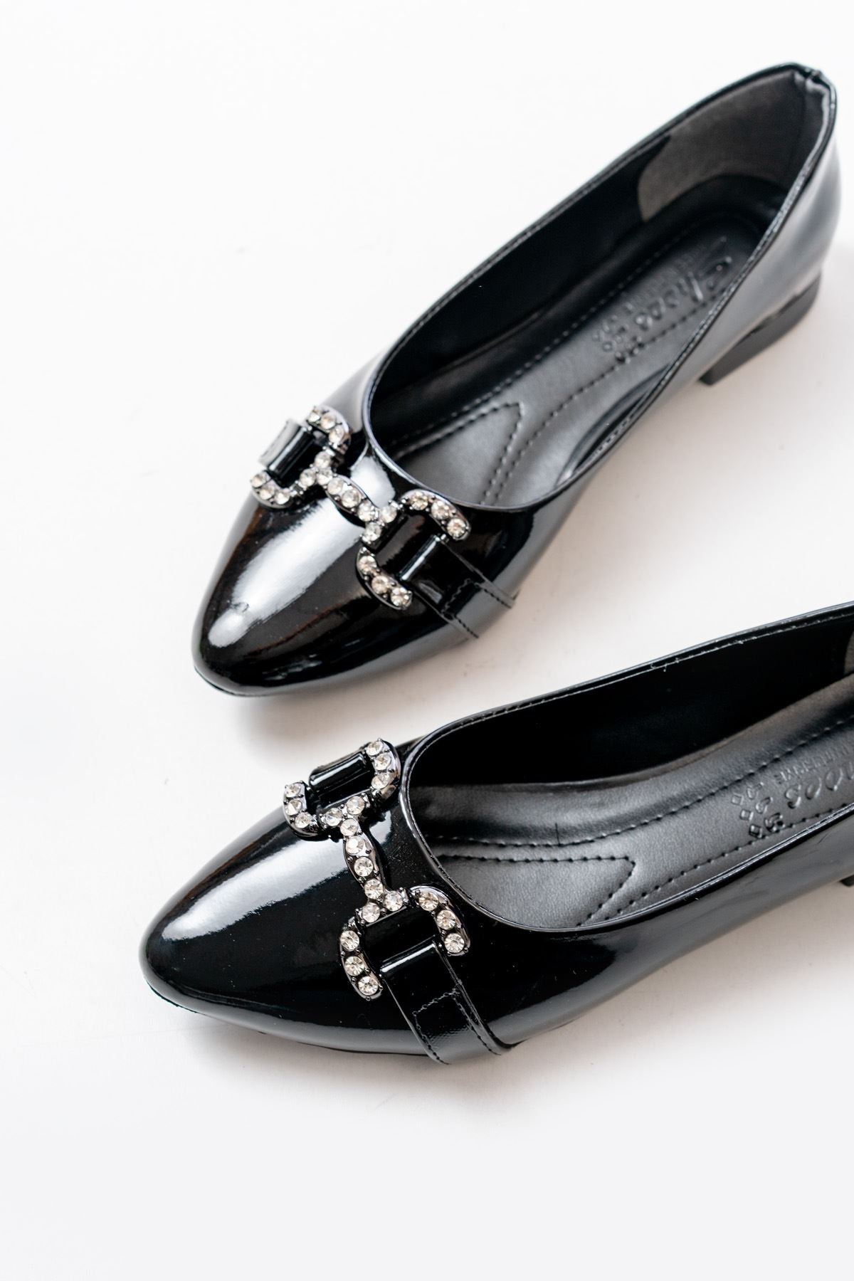 Etanhe Siyah Rugan Taşlı Tokalı Kadın Babet Ayakkabı