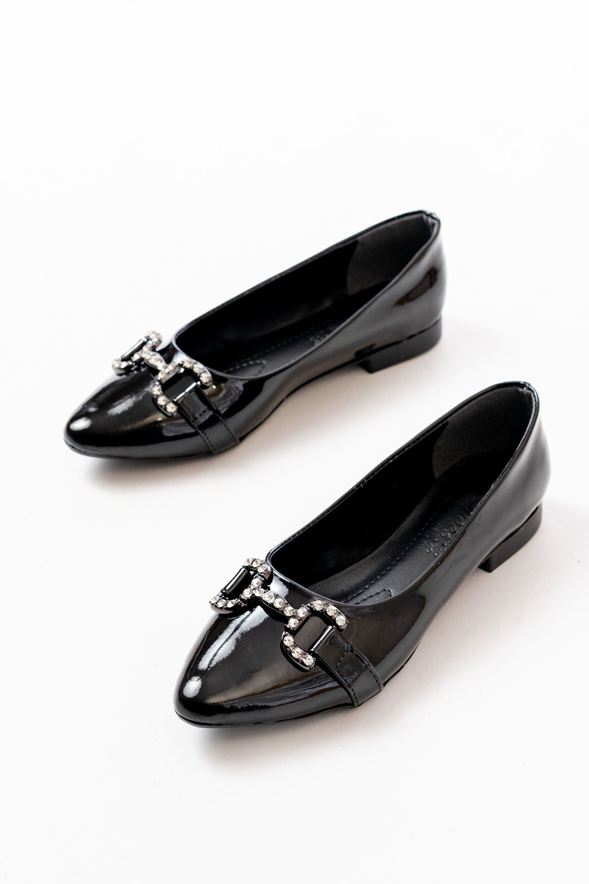 Etanhe Siyah Rugan Taşlı Tokalı Kadın Babet Ayakkabı