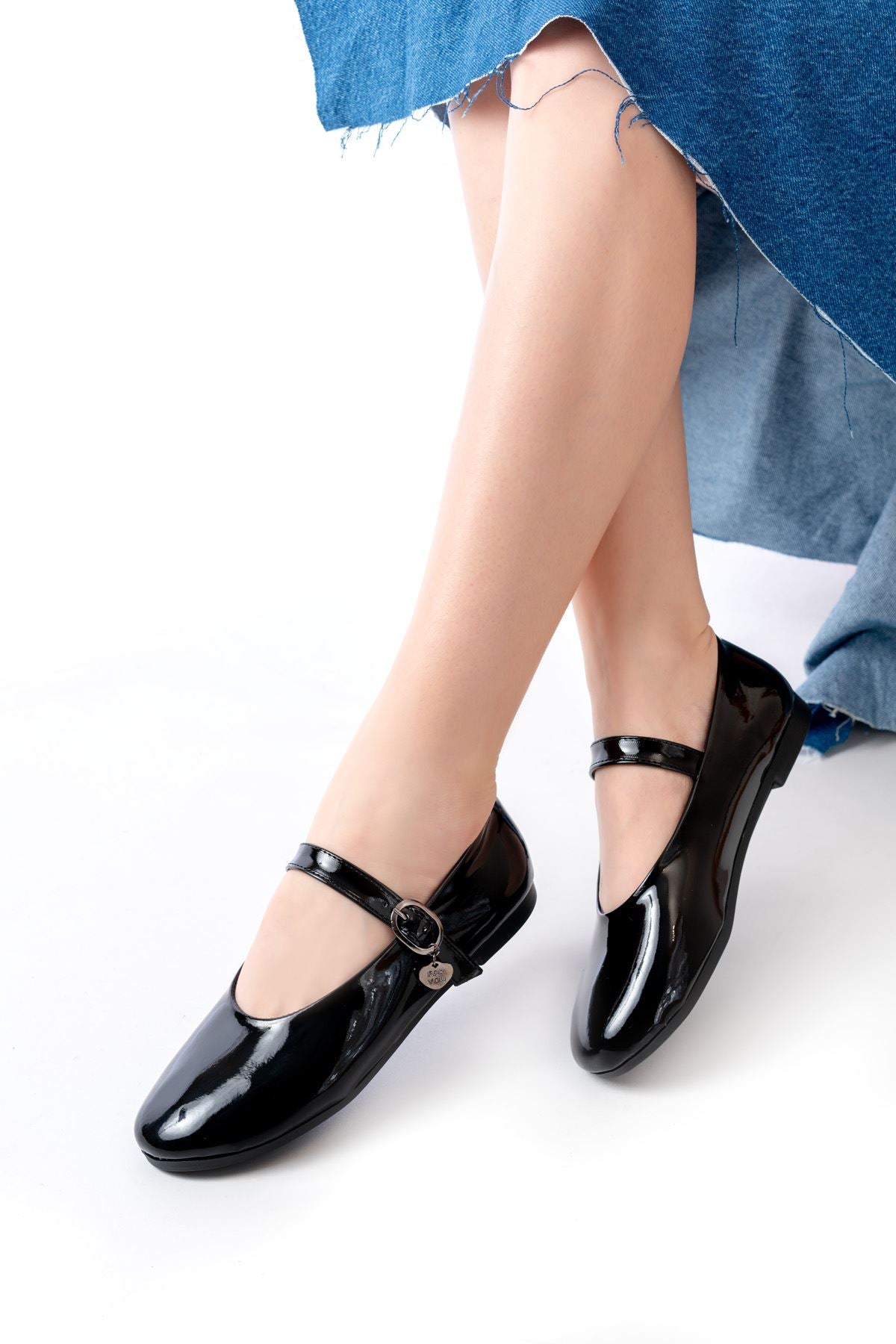 Alanre Siyah Rugan Baretli Tokalı Günlük Kadın Babet