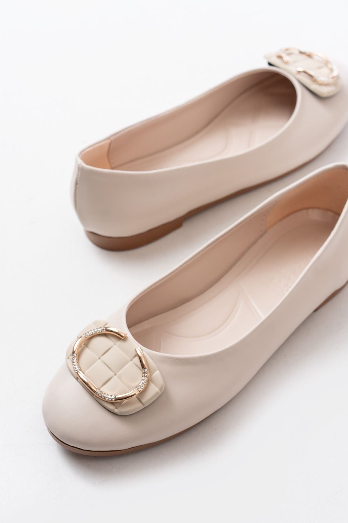 Cleren Bej Tokalı Aksesuarlı Kadın Babet Ayakkabı