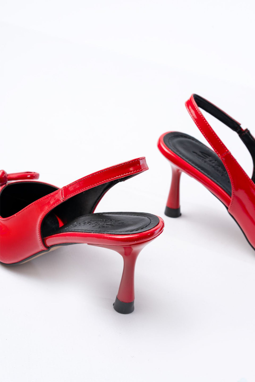Zainy Kırmızı Rugan Arkası Açık Fiyonklu Topuklu Ayakkabı