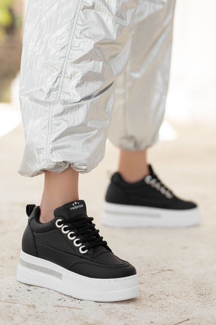 Lulu Kadın Siyah Beyaz Tabanlı Bağcıklı Spor Ayakkabı