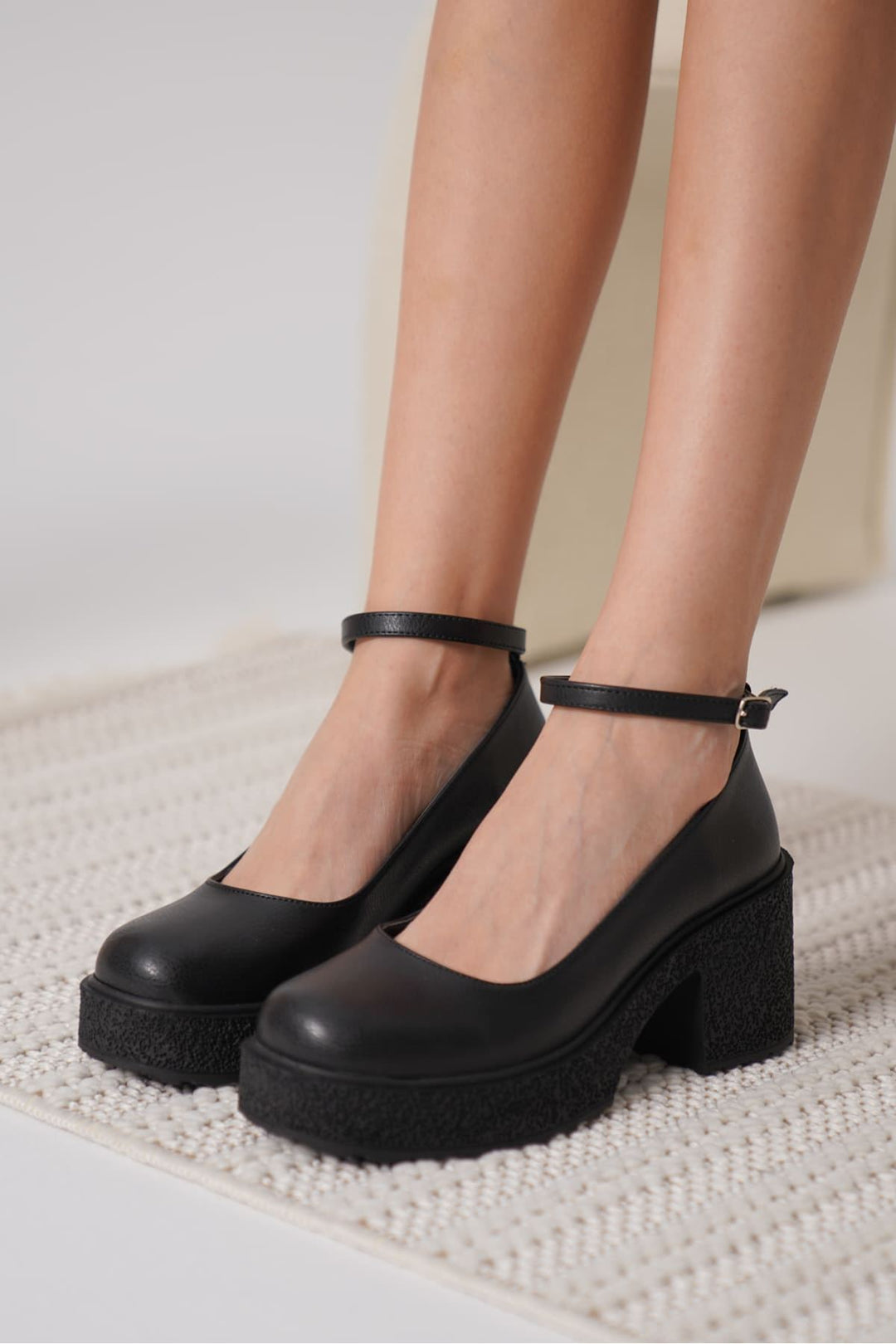 Marla Kadın Siyah Bilekten Bantlı Günlük Kalın Topuklu Ayakkabı