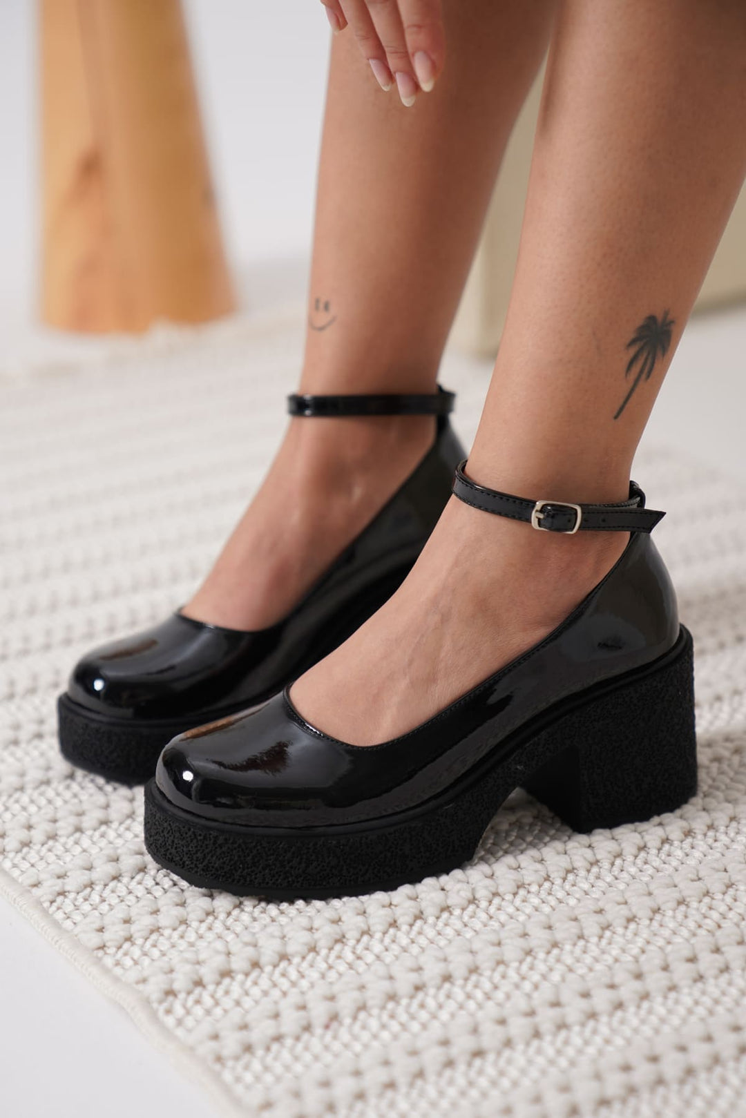 Marla Kadın Siyah Rugan Bilekten Bantlı Günlük Kalın Topuklu Ayakkabı