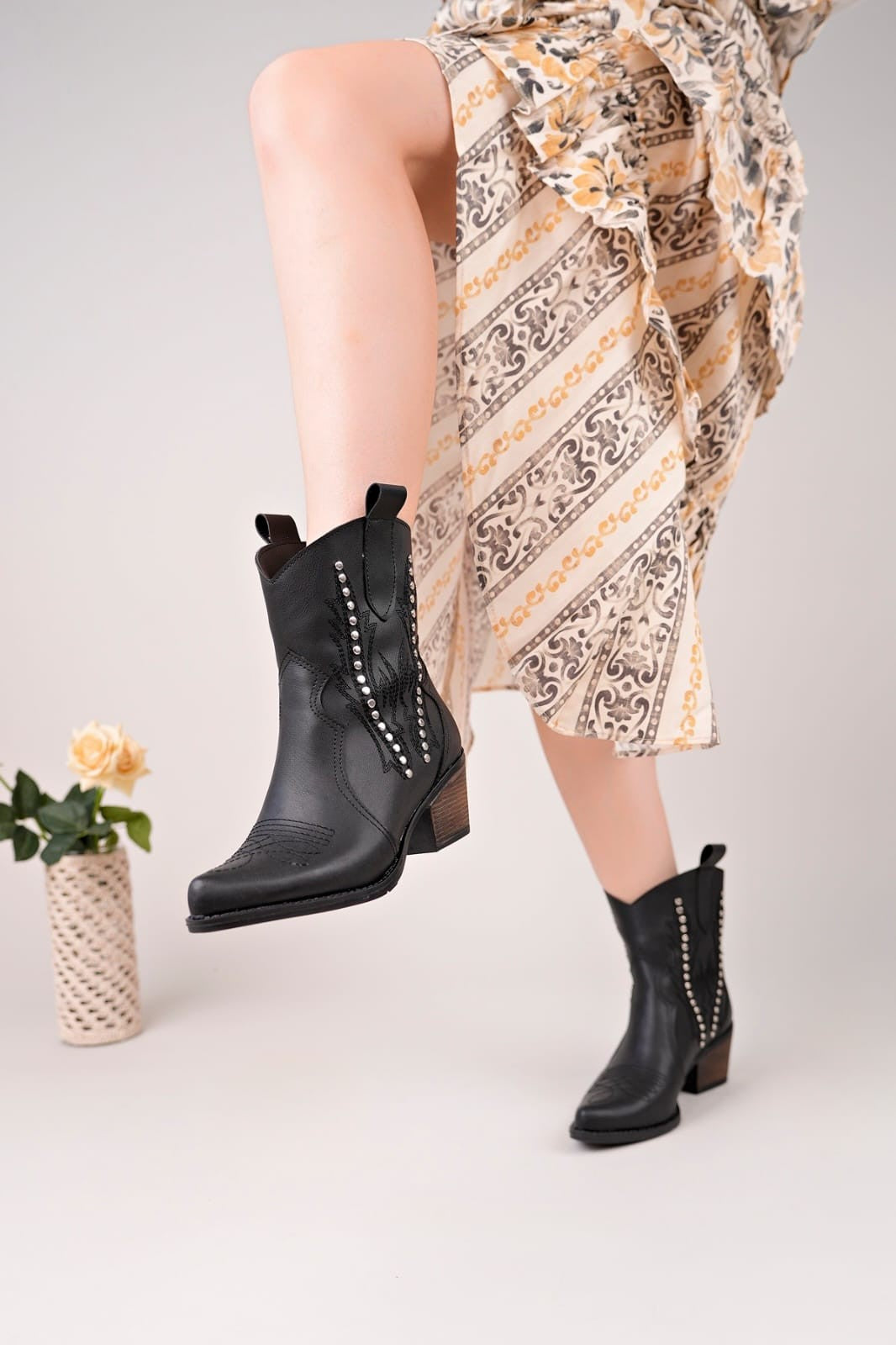 Matin Kadın Siyah Taş Detaylı Kalın Topuk Bot