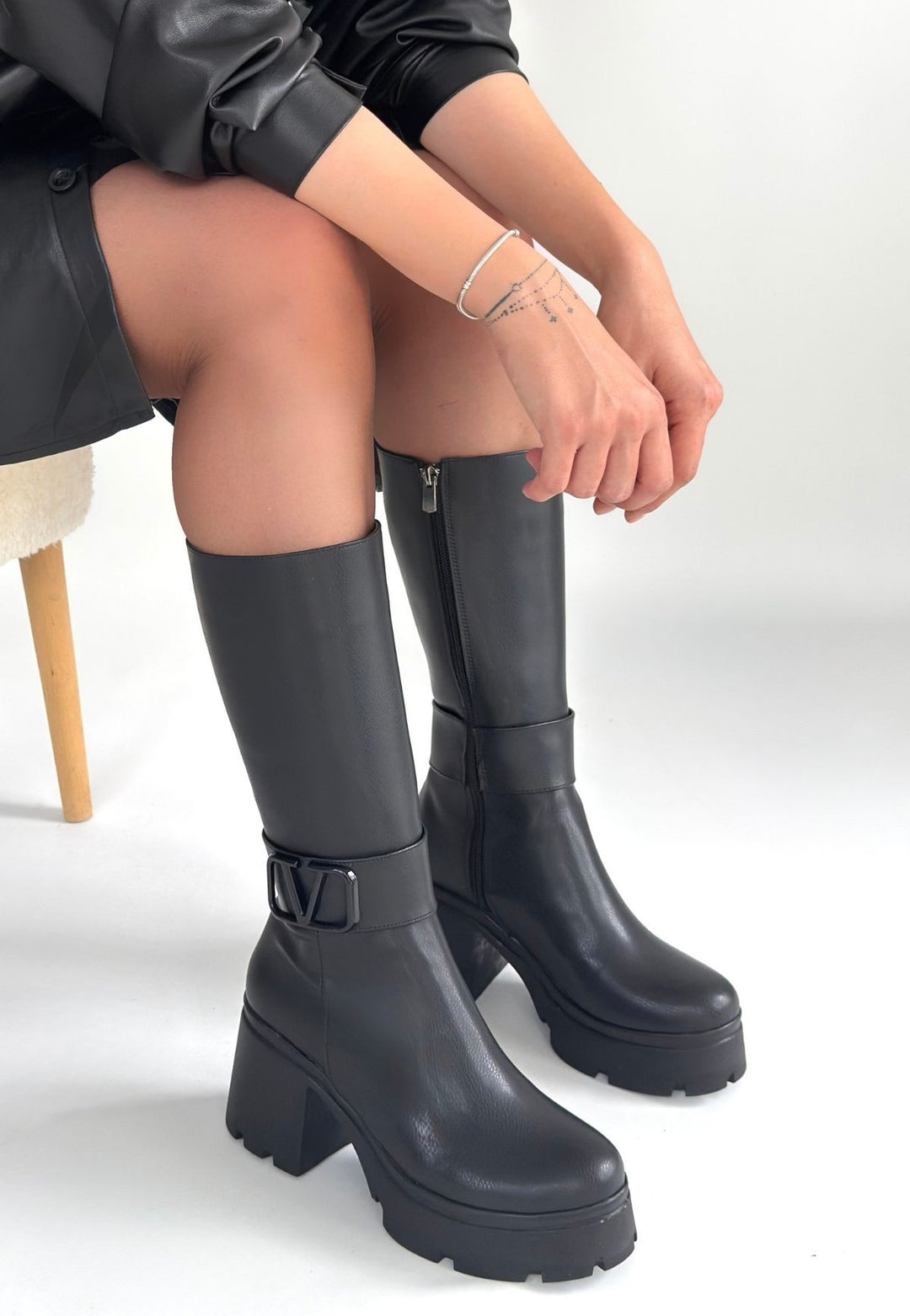 Moki Kadın Siyah Tokalı Topuklu Çizme