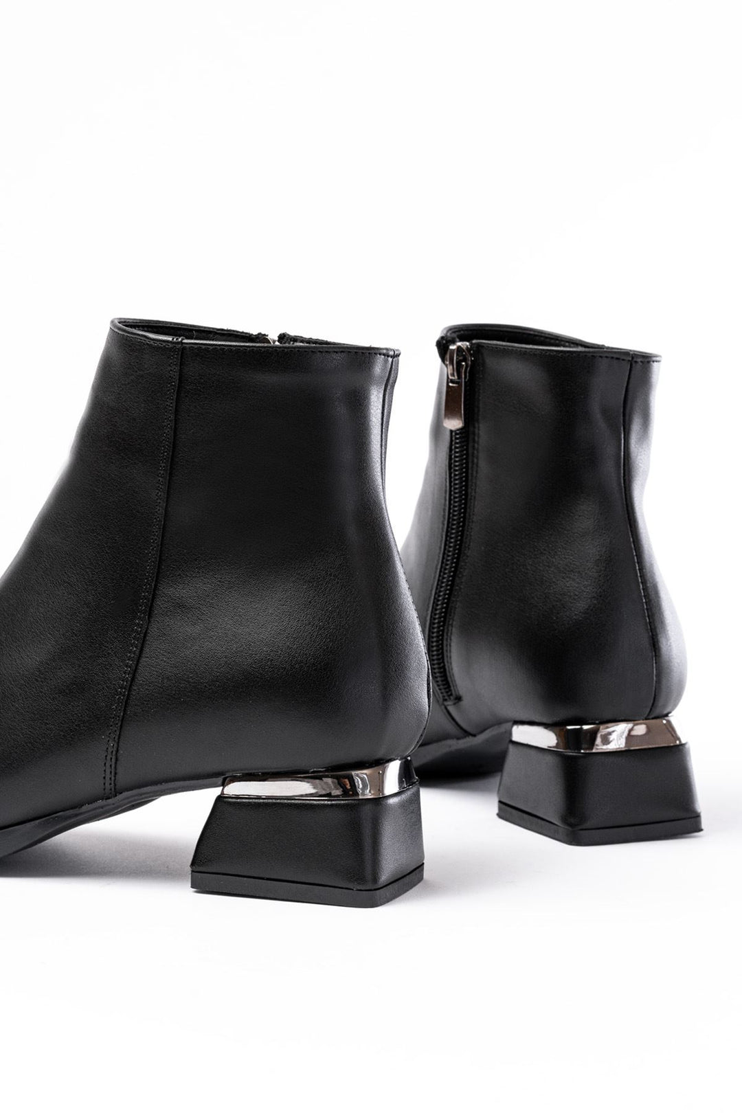 Vilhan Siyah Topuklu Fermuarlı Kadın Bot