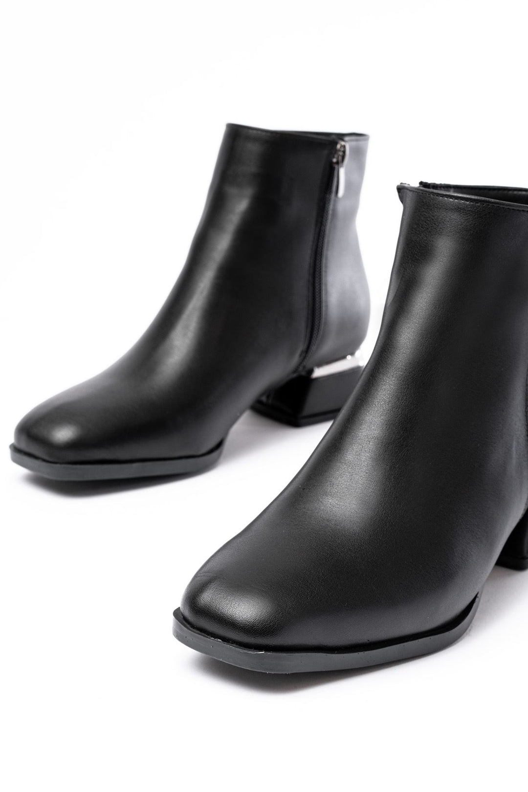 Vilhan Siyah Topuklu Fermuarlı Kadın Bot