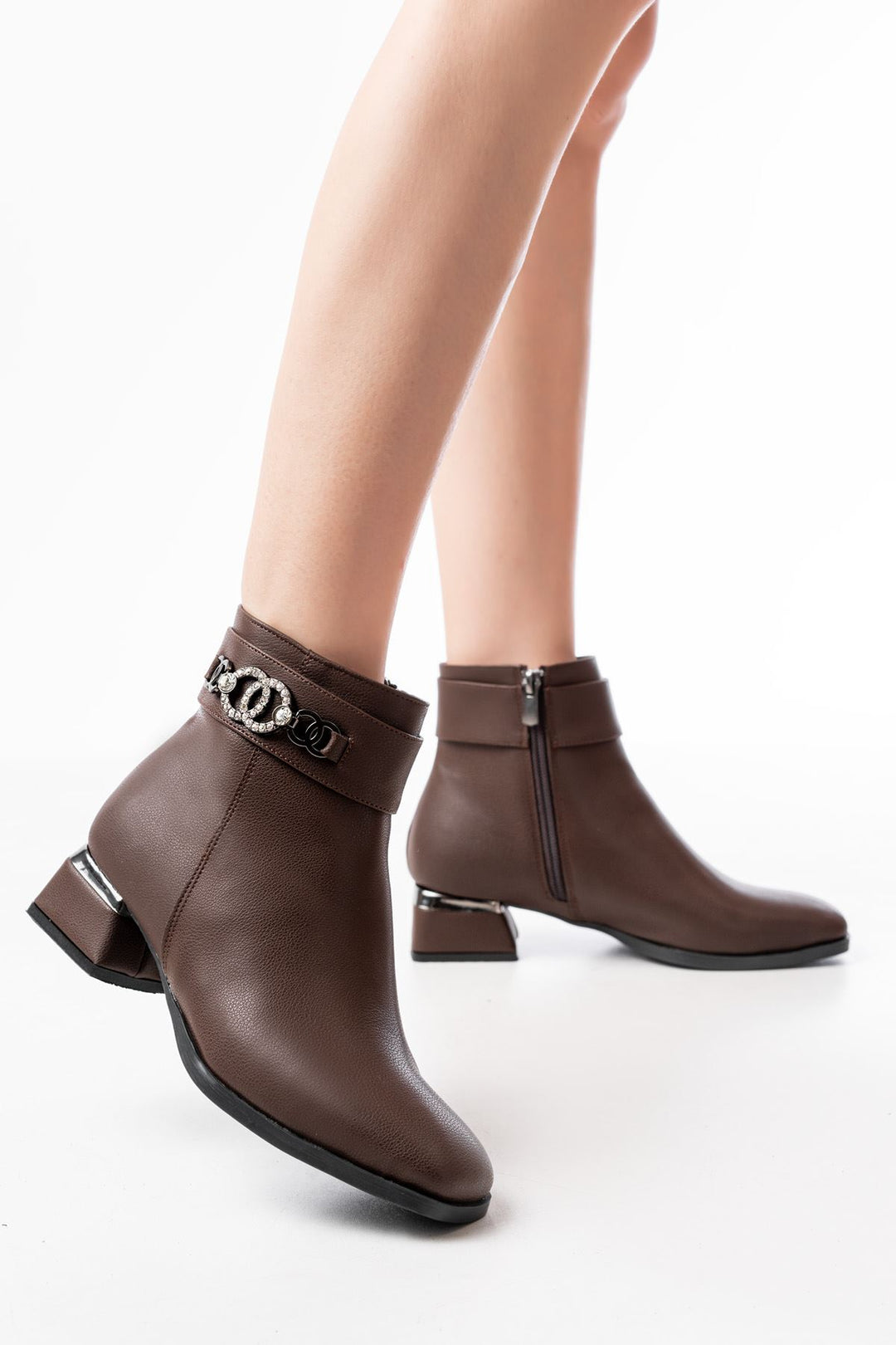 Caneda Kahverengi Toka Aksesuarlı Topuklu Fermuarlı Kadın Bot