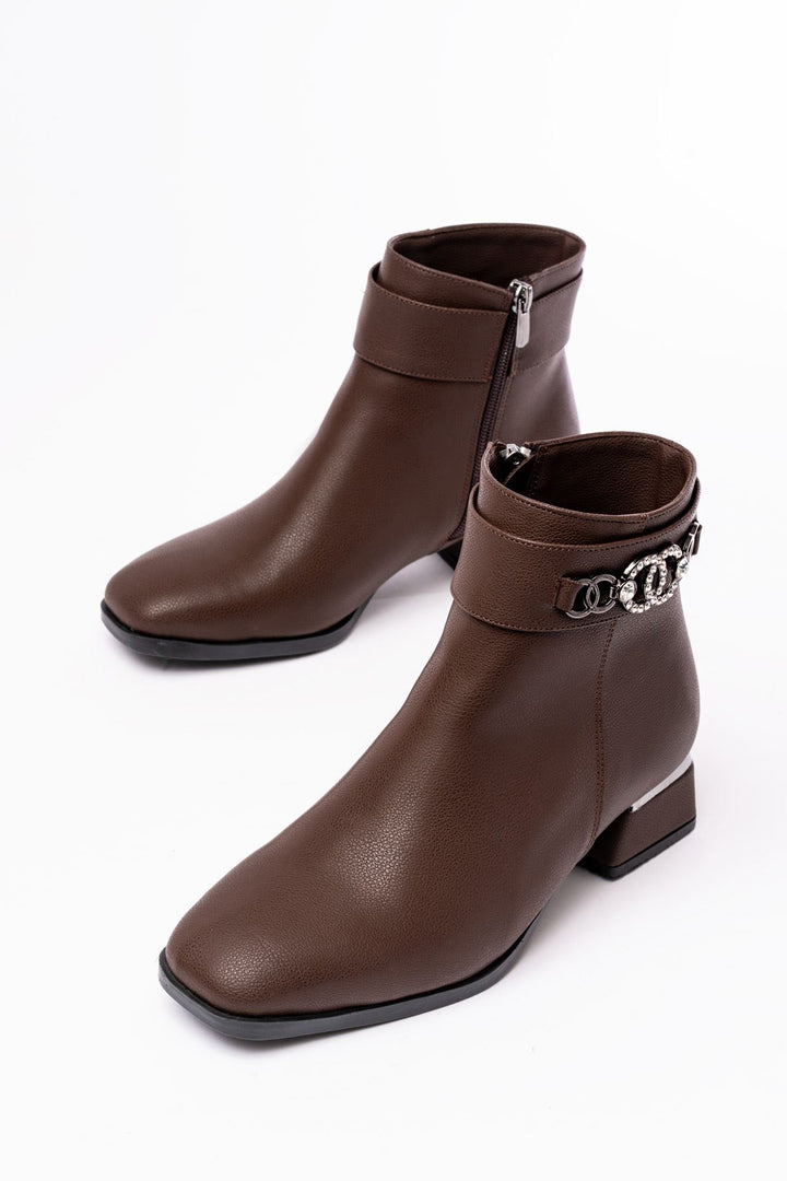 Caneda Kahverengi Toka Aksesuarlı Topuklu Fermuarlı Kadın Bot