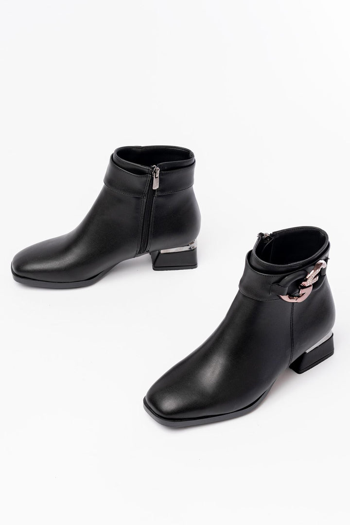 Keylin Siyah Toka Aksesuarlı Topuklu Fermuarlı Kadın Bot