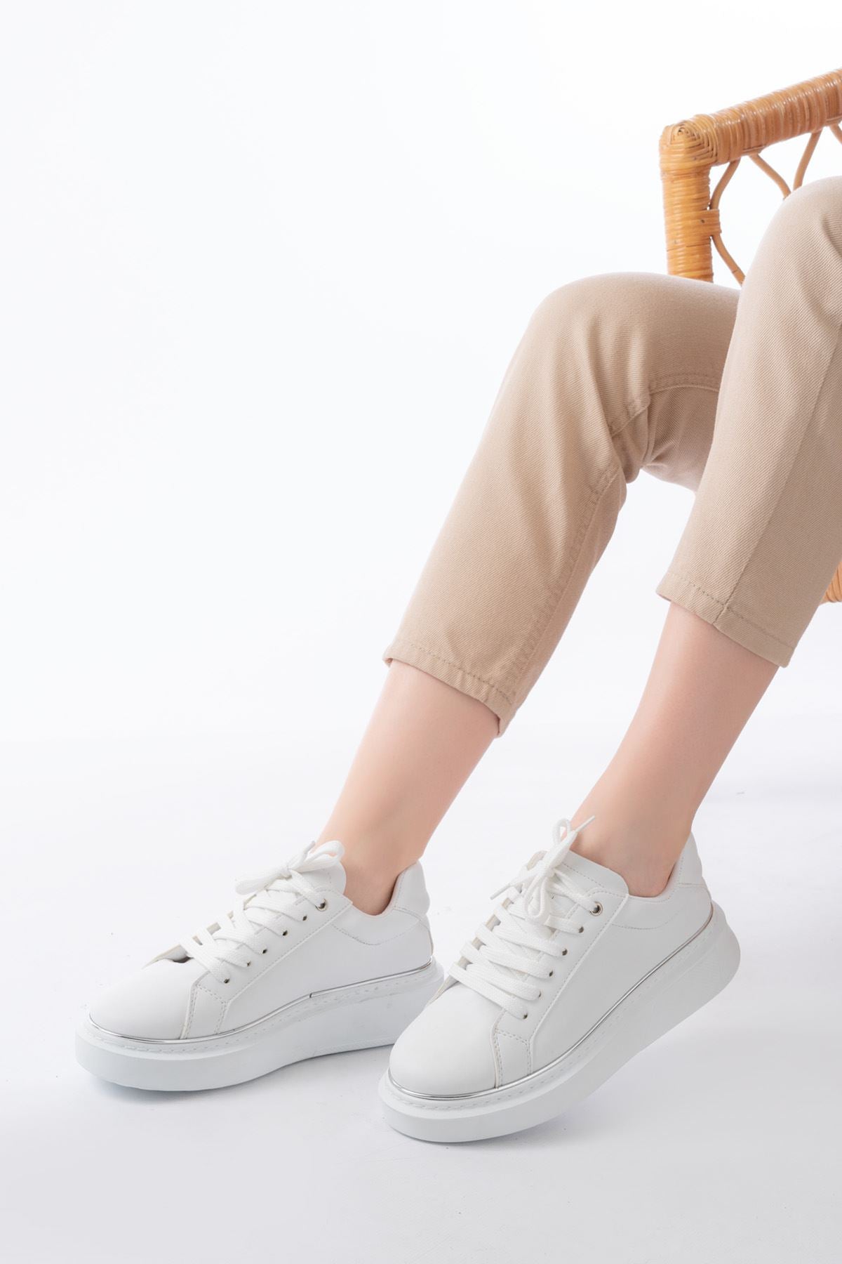 Sandery Kadın Beyaz Gümüş Bağcıklı Dikişli Spor Ayakkabı