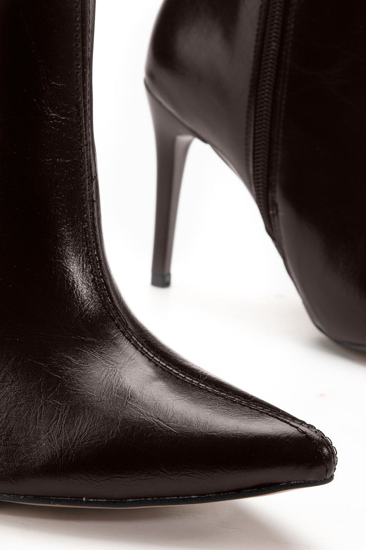 Juven Kadın Kahve Kırışık Fermuarlı İnce Topuklu Çizme