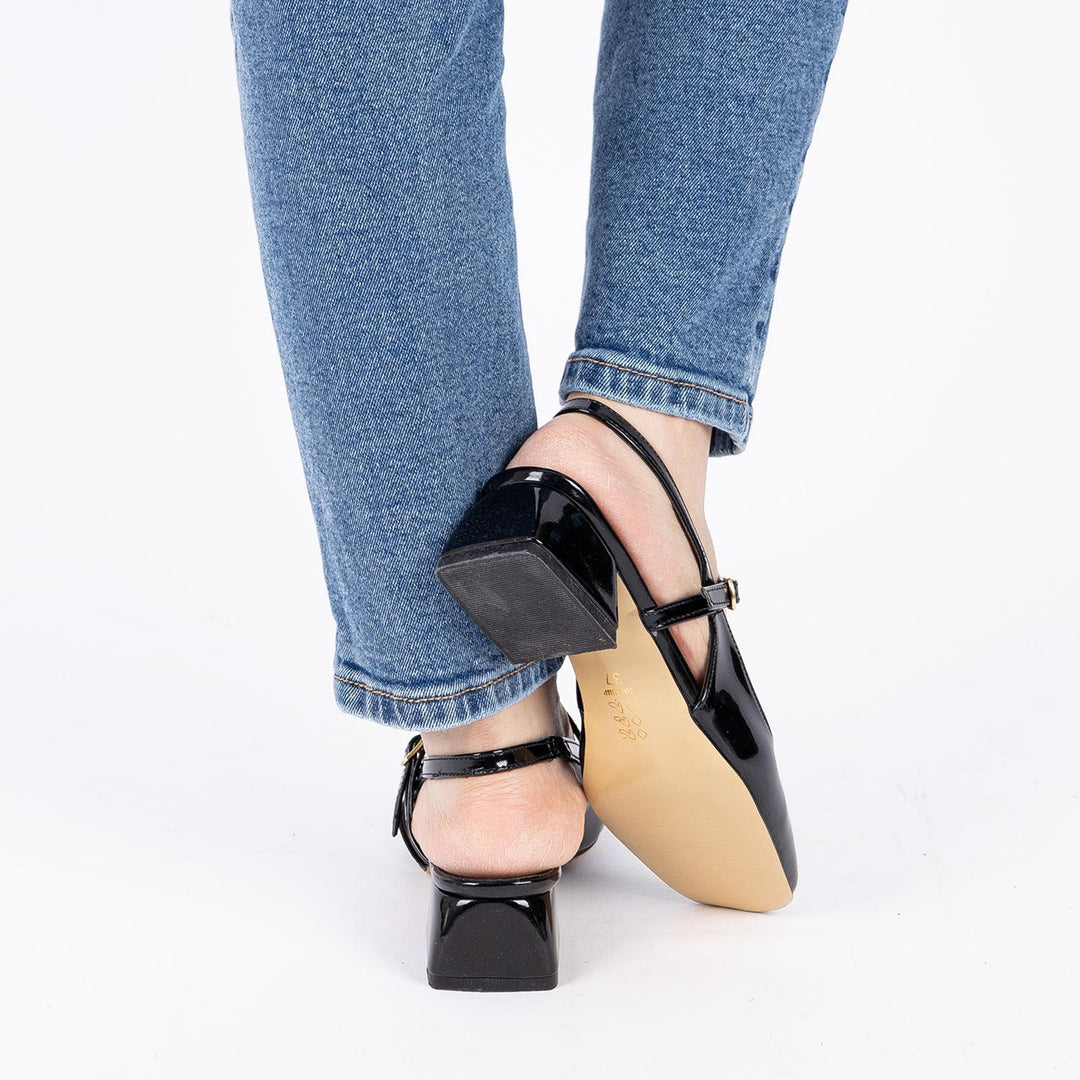 Saka Kadın Arkası Açık Küt Burun Siyah Rugan Kısa Topuklu Ayakkabı