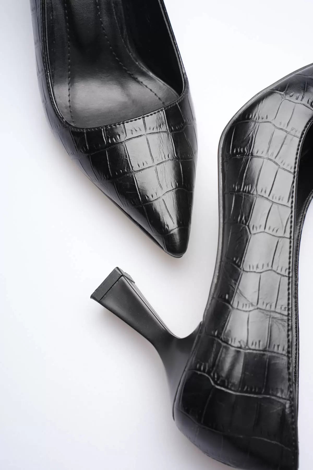 Lessa Siyah Kroko Sivri Burun Orta Topuklu Kadın Stiletto TR20MS02F