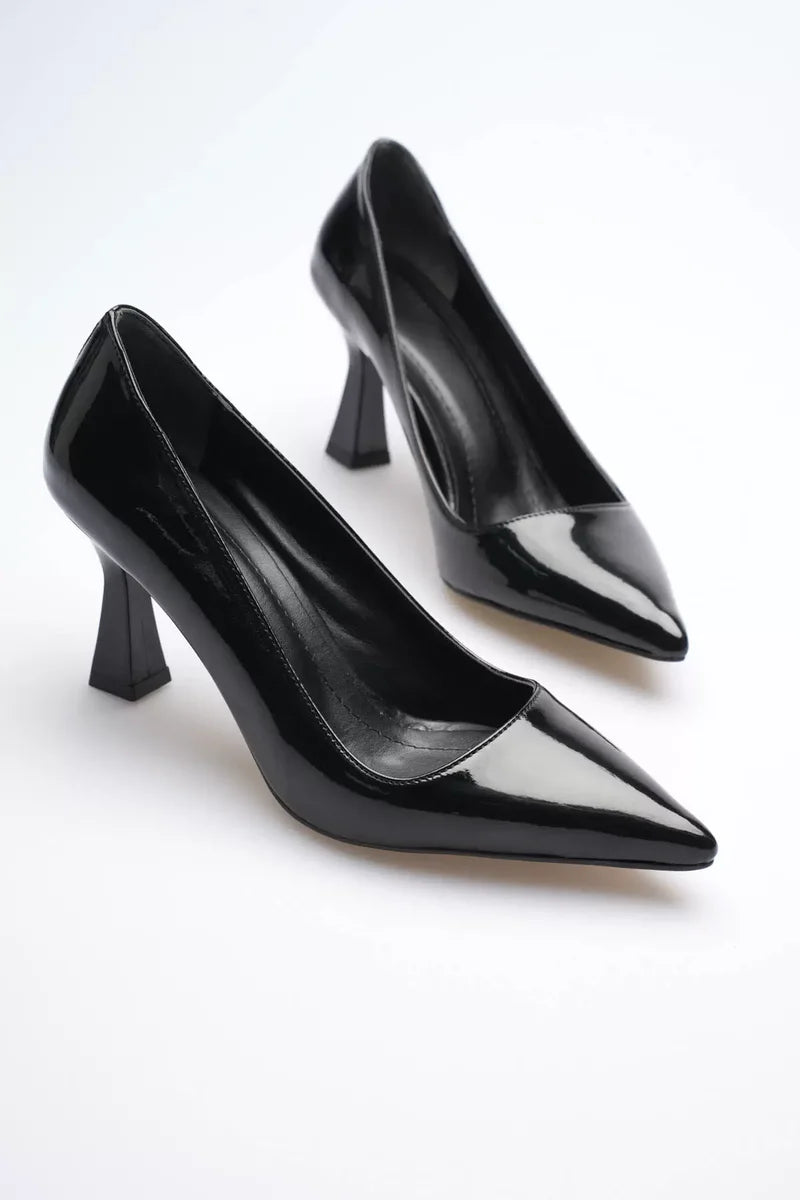 Lessa Siyah Rugan Sivri Burun Orta Topuklu Kadın Stiletto TR20MS02E
