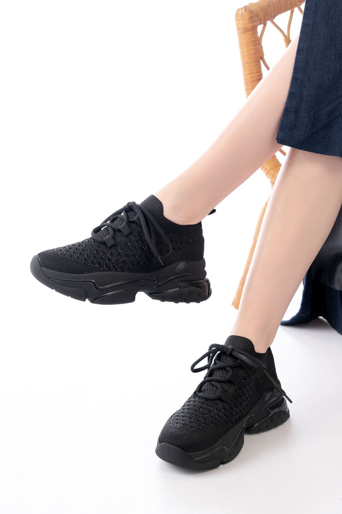 Gylary Siyah Bağcıklı Fileli Taş Aksesuarlı Kadın Spor Ayakkabı