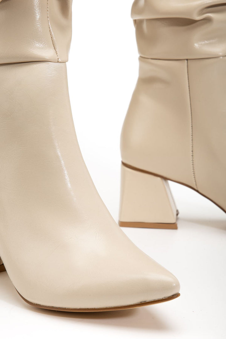 Ayzena Bej Kırışık Rugan Körüklü Kalın Topuklu Kadın Çizme