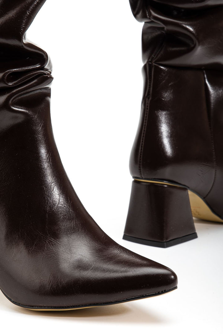 Ayzena Kahve Kırışık Rugan Körüklü Kalın Topuklu Kadın Çizme