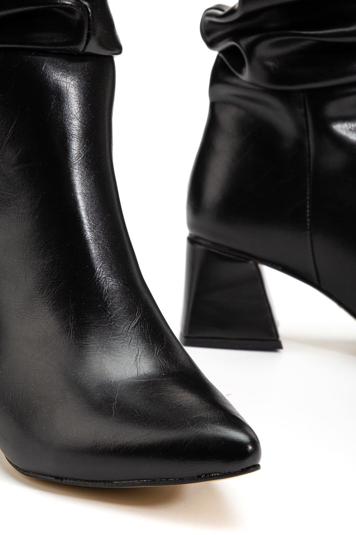 Ayzena Siyah Kırışık Rugan Körüklü Kalın Topuklu Kadın Çizme