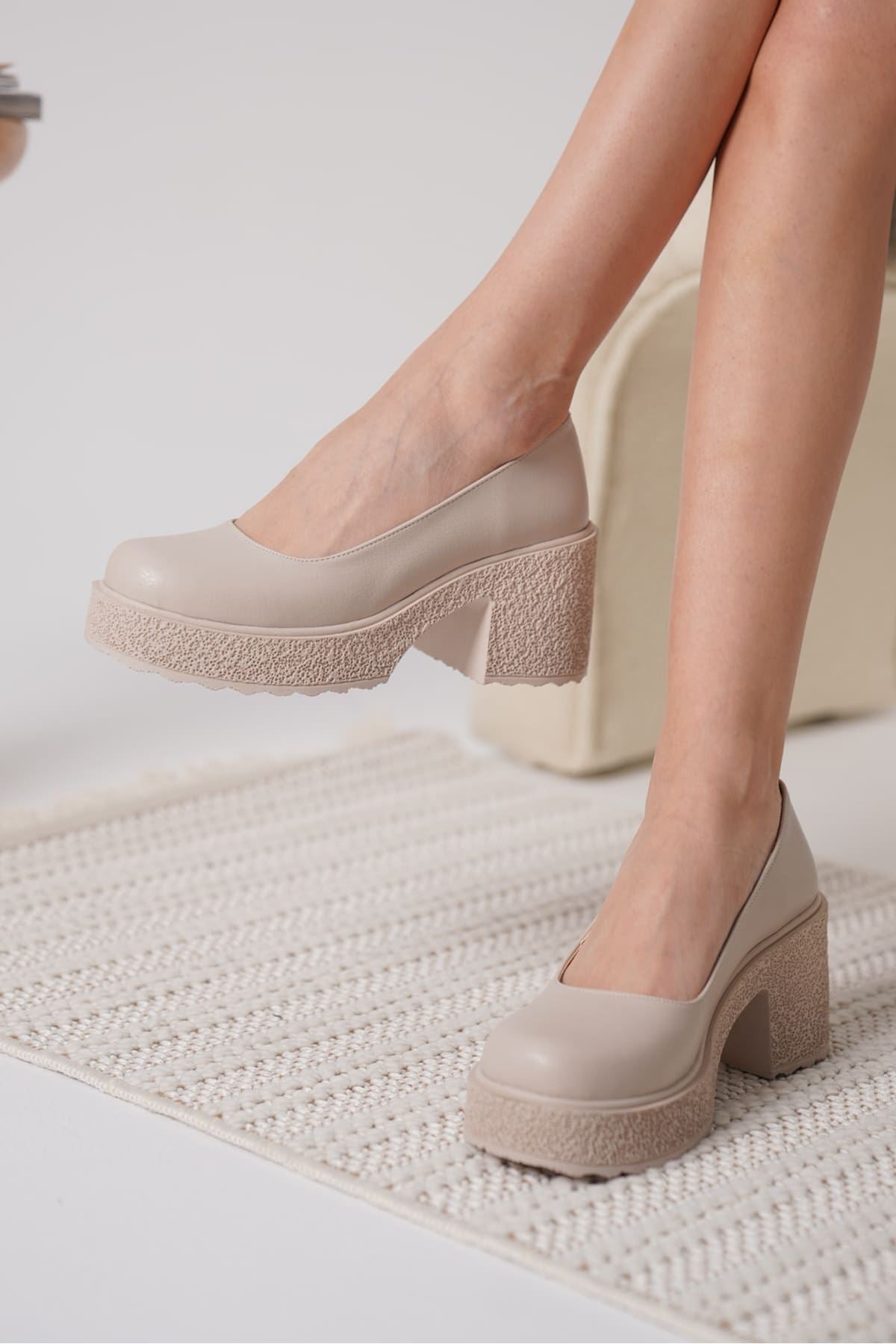 Talya Kadın Bej Kısa Kalın Topuklu Ayakkabı