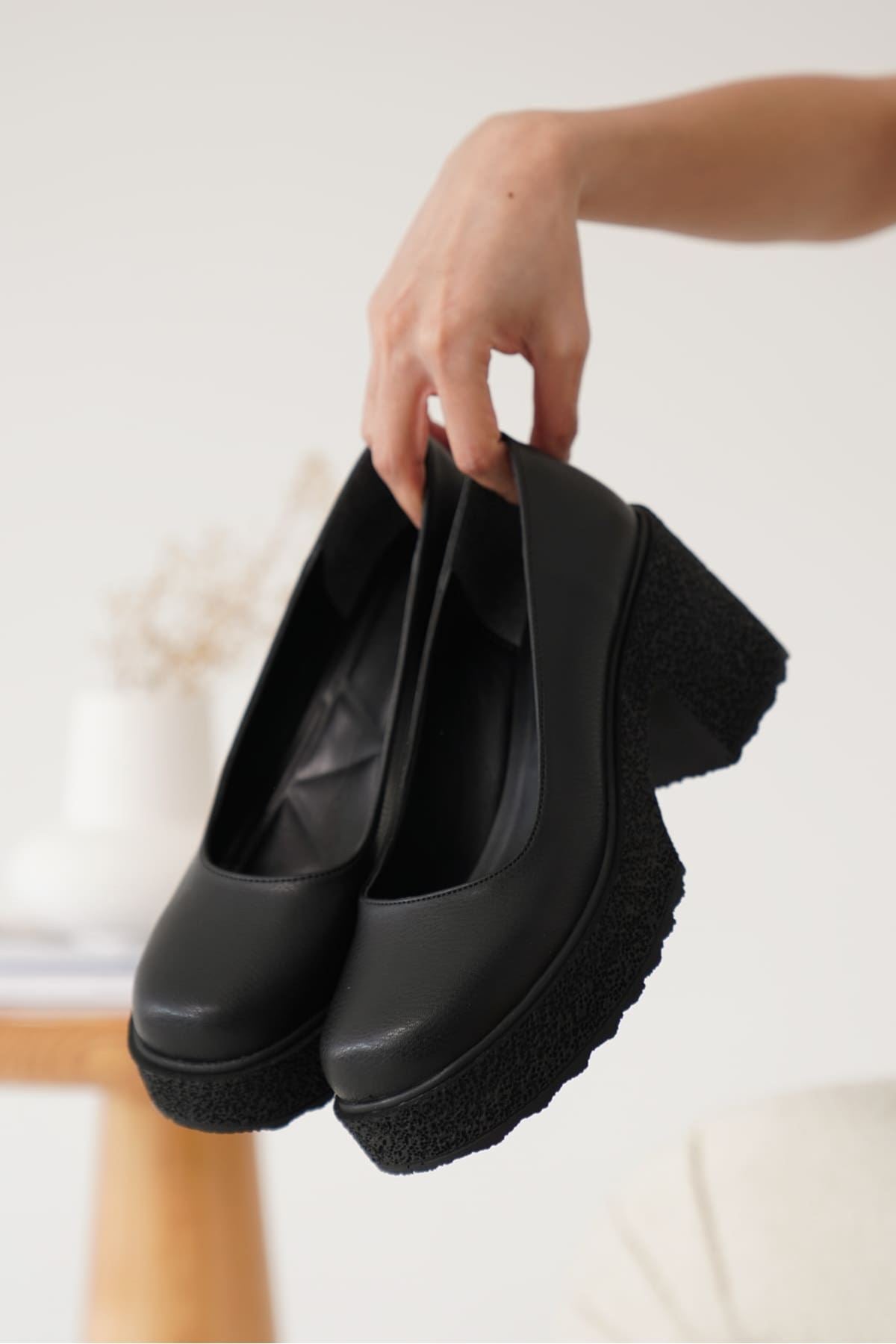 Talya Kadın Mat Siyah Kısa Kalın Topuklu Ayakkabı