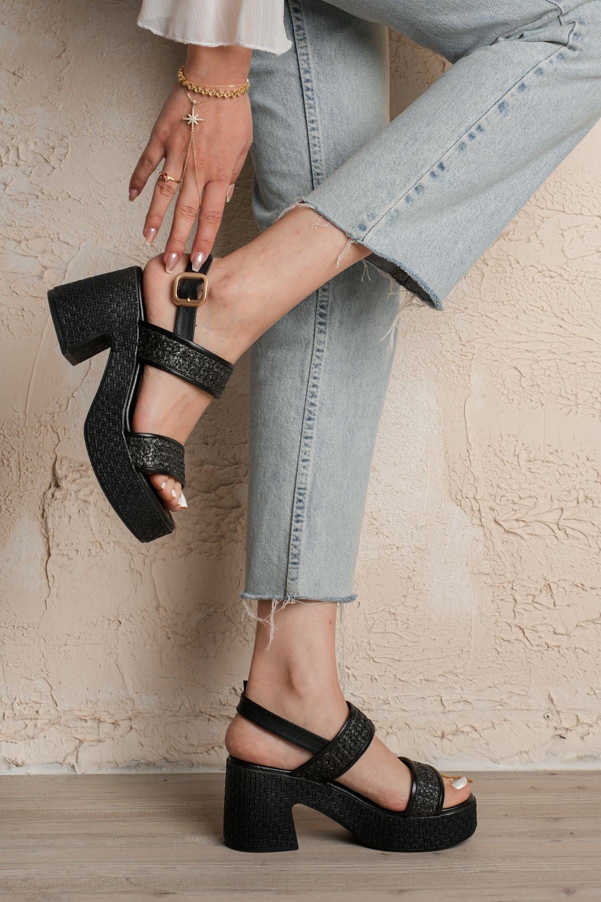 Wowi Siyah Topuklu Sandalet