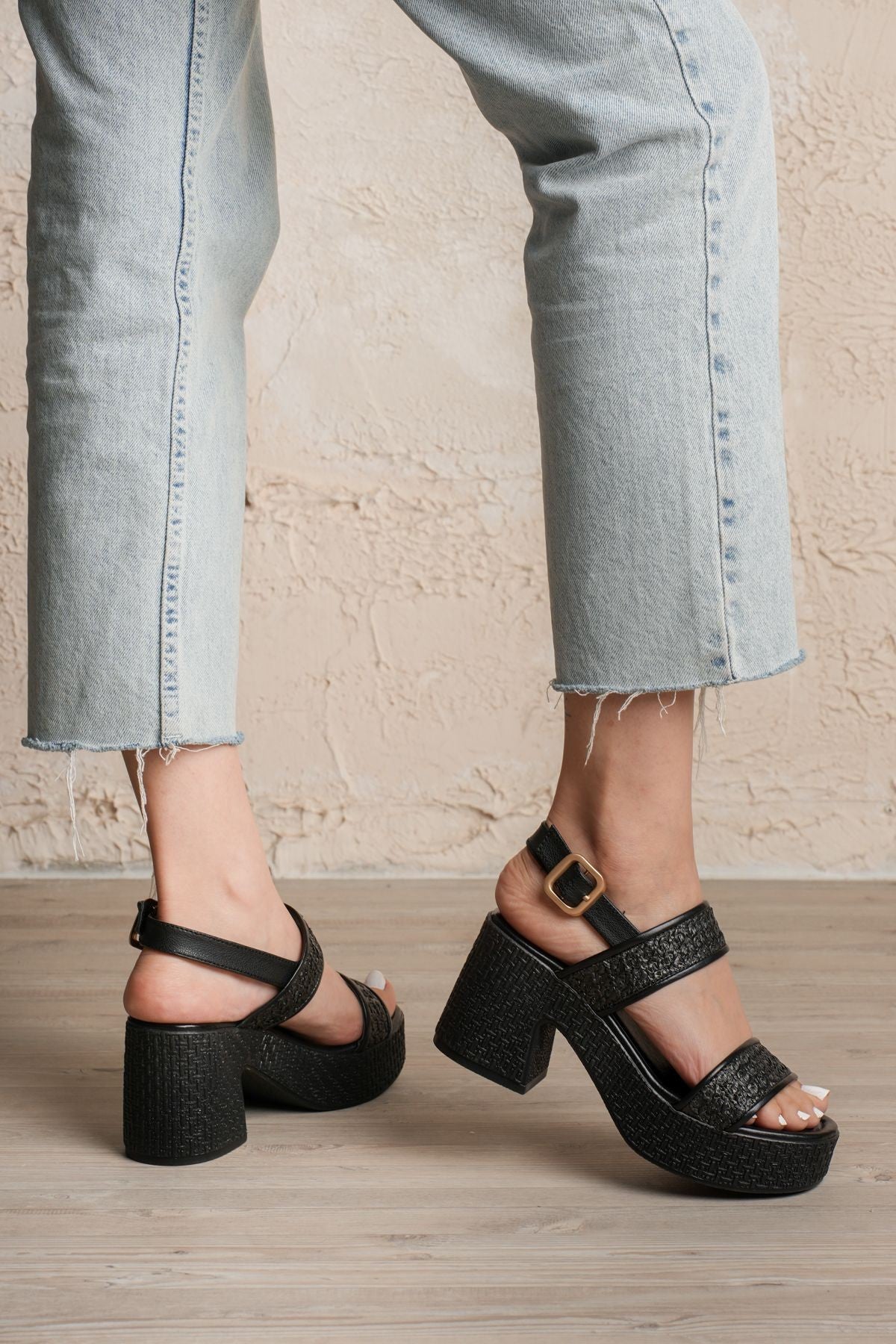 Wowi Siyah Topuklu Sandalet
