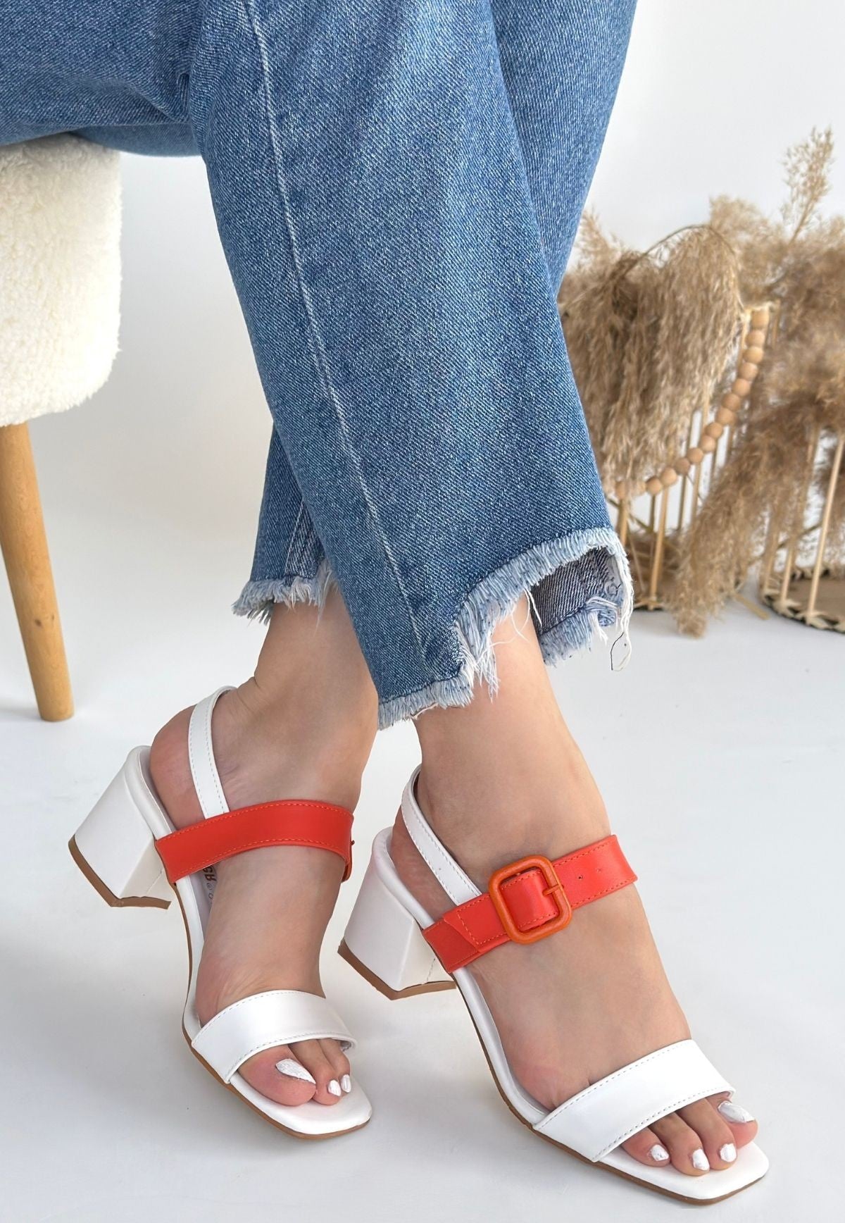 Year Kadın Beyaz Turuncu Kemerli Topuklu Sandalet