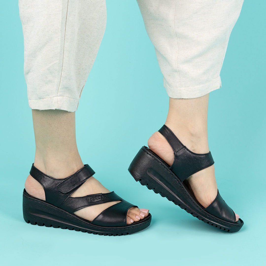 Yorga Kadın Hakiki Deri Siyah Dolgu Topuk Sandalet