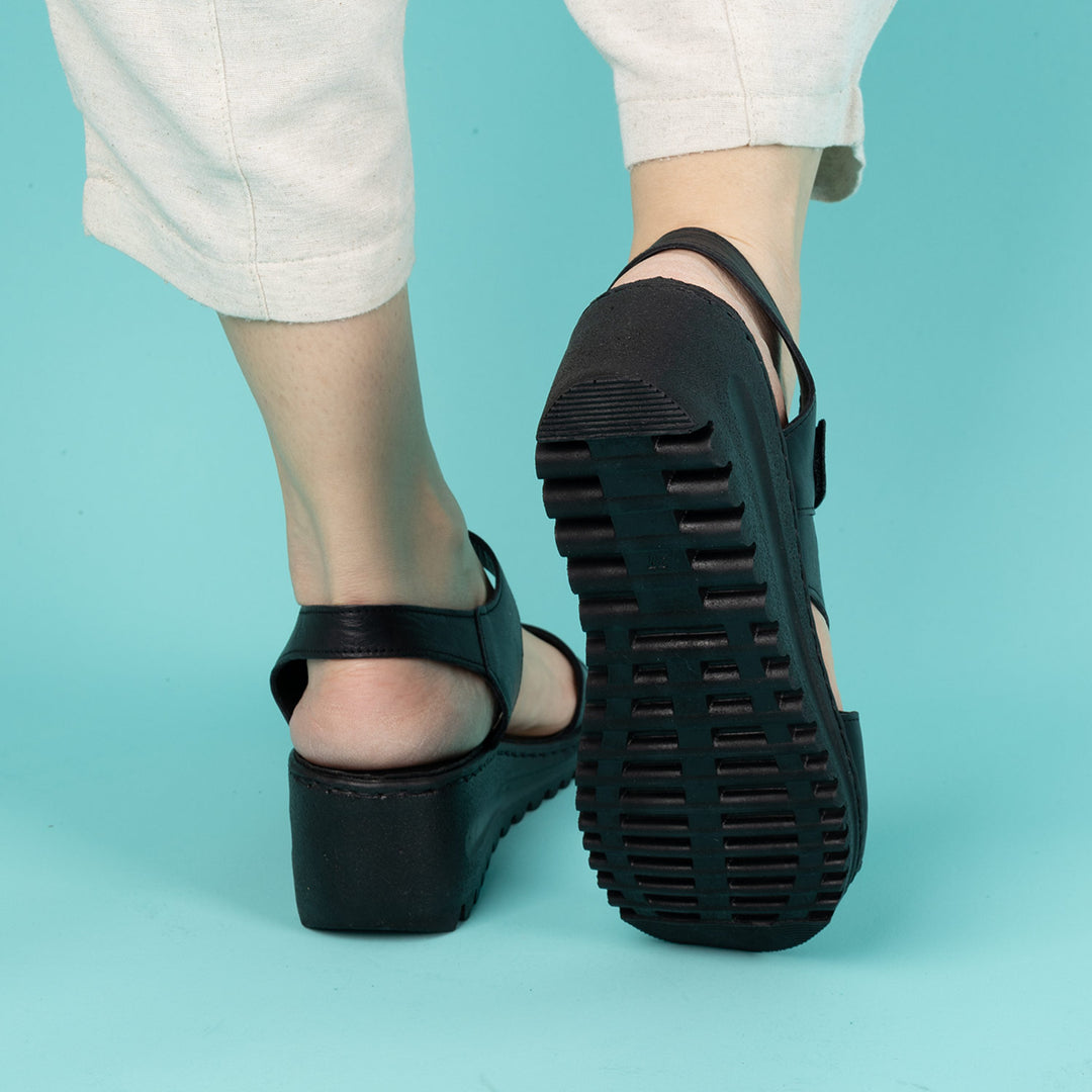 Yorga Kadın Hakiki Deri Siyah Dolgu Topuk Sandalet