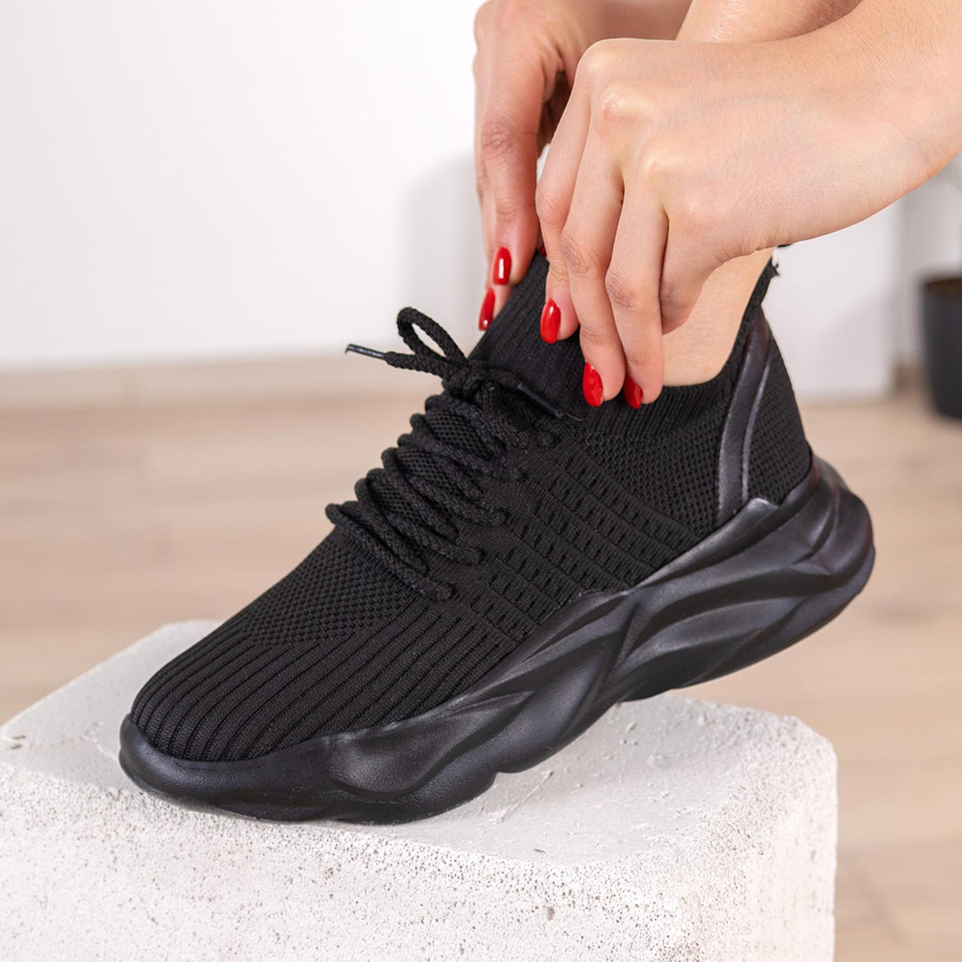 Kares Siyah Triko Bağcıklı Spor Ayakkabı
